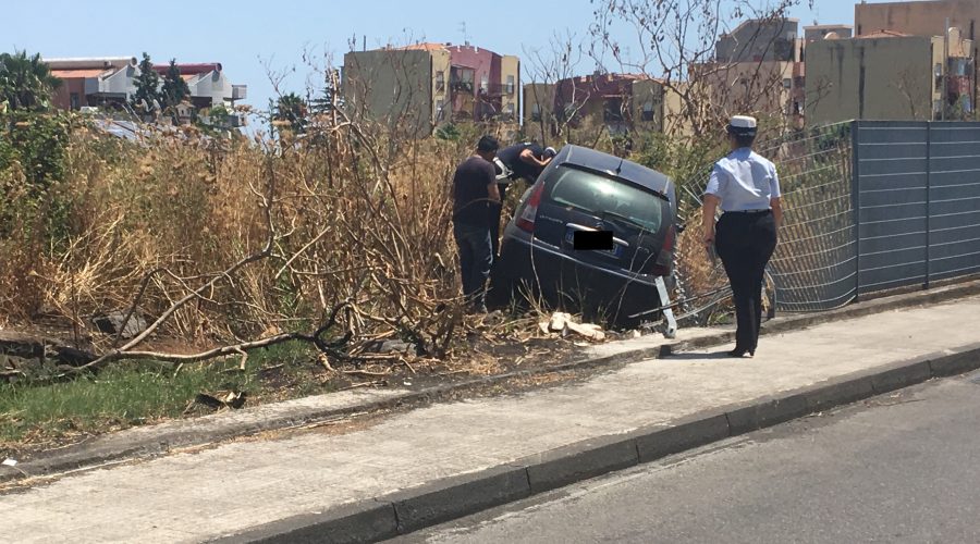 Giarre, via Trieste: auto sfonda recinzione e “plana” sopra un terreno incolto
