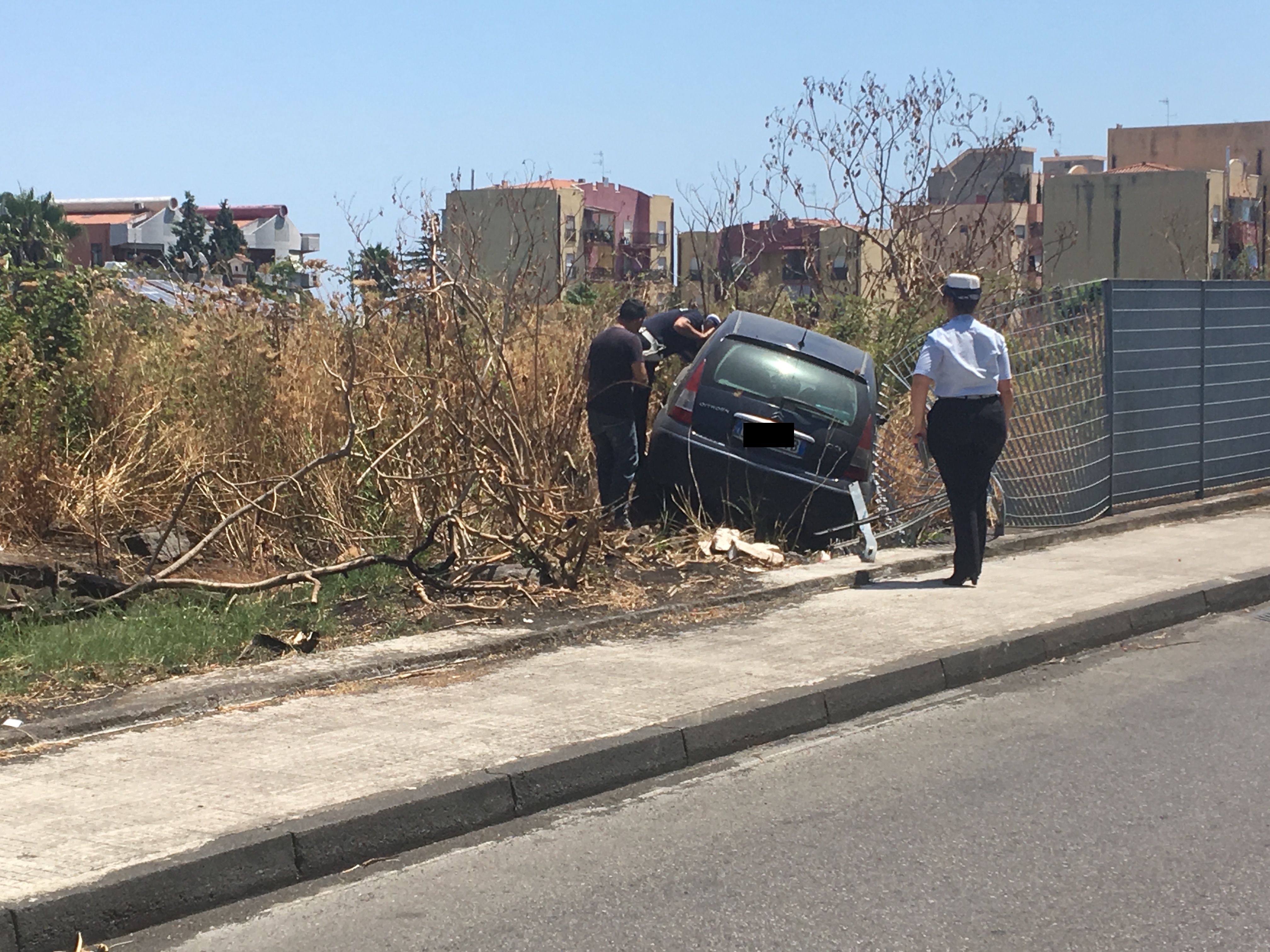 Giarre, via Trieste: auto sfonda recinzione e “plana” sopra un terreno incolto