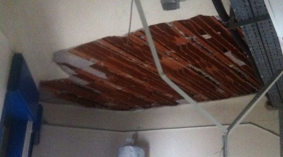 Ospedale Giarre, crolla il tetto in un locale del blocco operatorio. La Cgil: a repentaglio la sicurezza del personale