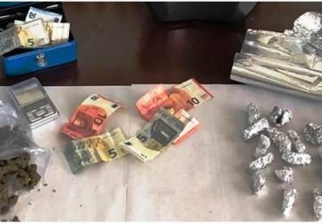 Acireale: arrestato 17enne beccato con la marijuana a casa