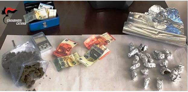 Acireale: arrestato 17enne beccato con la marijuana a casa