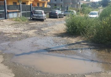 Mascali, in via Capuana reflui fognari sulla strada: esasperati i residenti. Il Comune annuncia intervento di bonifica