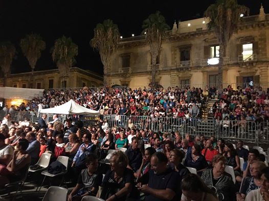 Giarre, delusione e tensione al concerto di Mario Venuti: sospeso per un accenno di pioggia VD