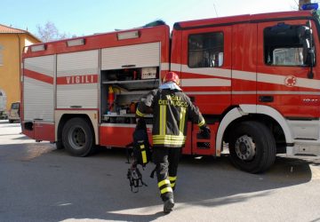 Mascali, ramo albero ostruisce via Archi Vallonazzo. Intervento dei vigili del fuoco