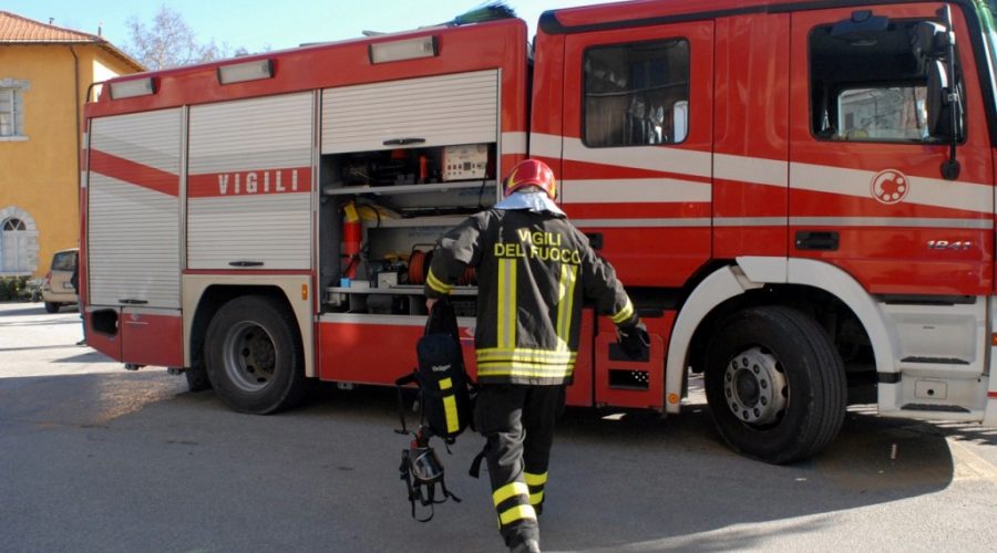 S.Alfio in fiamme cavi elettrici in via Coviello. Intervento dei vigili del fuoco