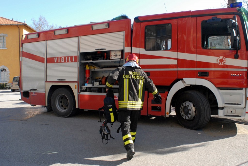 S.Alfio in fiamme cavi elettrici in via Coviello. Intervento dei vigili del fuoco