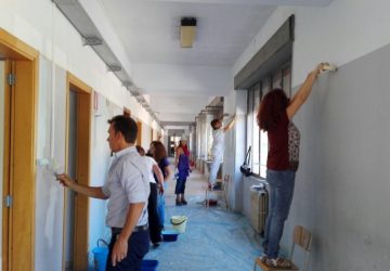 Giarre, docenti e genitori pitturano i locali del Majorana: vince la sussidiariet&agrave; VIDEO