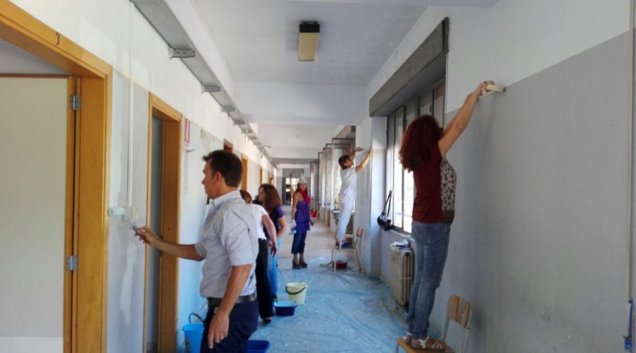 Giarre, docenti e genitori pitturano i locali del Majorana: vince la sussidiarietà VIDEO