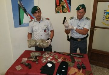Catania: beccati con un Kalashnikov, 4 pistole e oltre 1 kg di marijuana. Due arresti