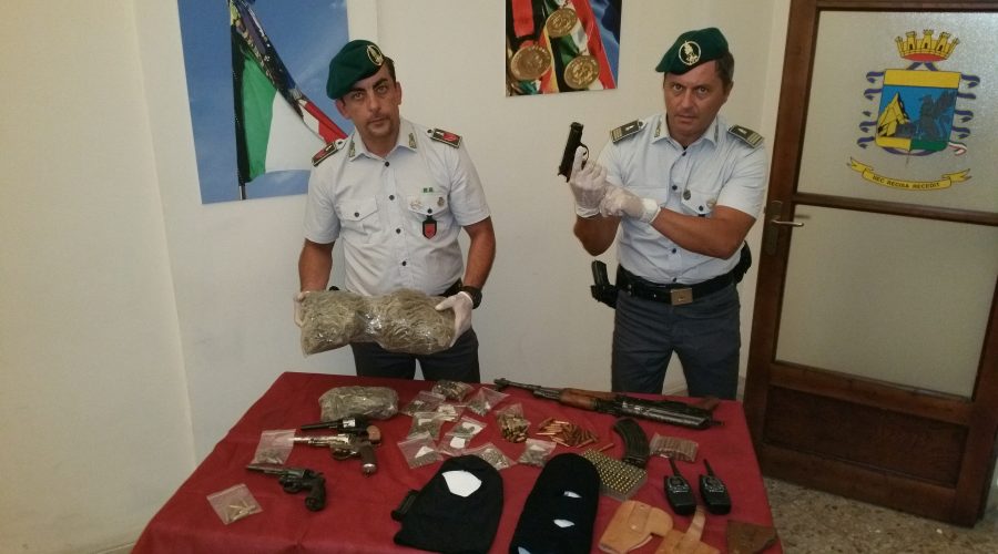 Catania: beccati con un Kalashnikov, 4 pistole e oltre 1 kg di marijuana. Due arresti