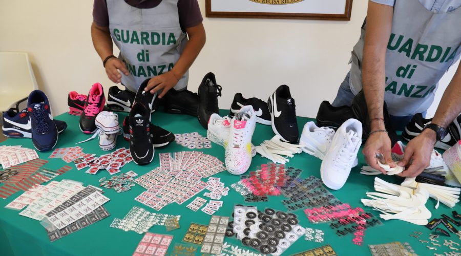 Catania: sequestrati oltre 22.000 prodotti contraffatti. Denunciati in quattro