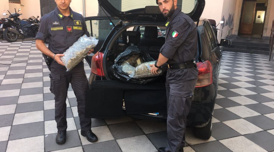 Catania, fermato corriere con 10 chili di marijuana