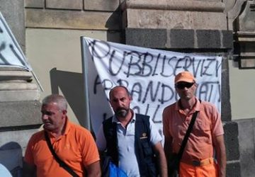Catania, tensione per la protesta dei dipendenti della Pubbliservizi da mesi senza stipendio