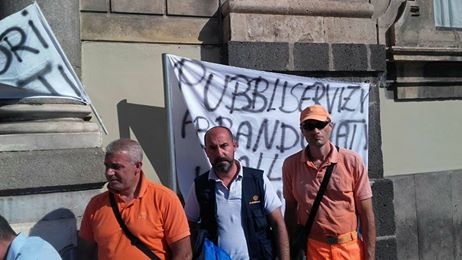 Catania, tensione per la protesta dei dipendenti della Pubbliservizi da mesi senza stipendio