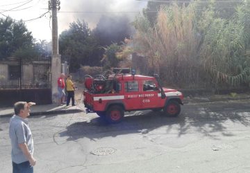 Giarre, focolai in via Penturo, nuovo intervento dei vigili del fuoco