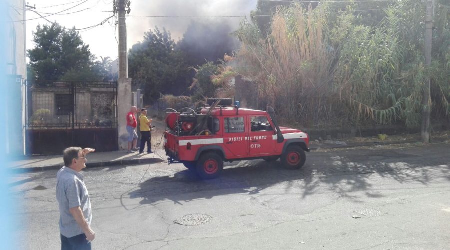 Giarre, focolai in via Penturo, nuovo intervento dei vigili del fuoco