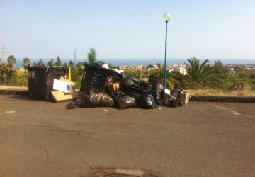Giarre, area esterna ospedale ridotta ad immondezzaio: nessuno interviene