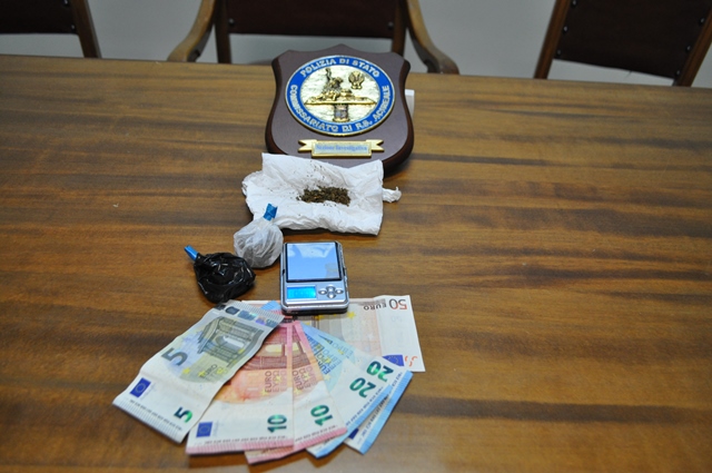 Acireale, 18enne denunciato dalla polizia per detenzione di marijuana