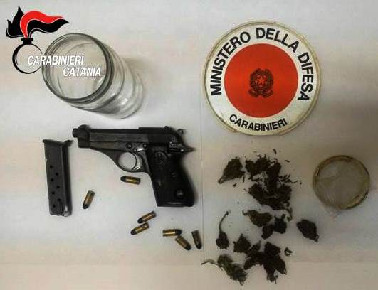 Mascali, deteneva in casa droga e arma clandestina: arrestato 47enne