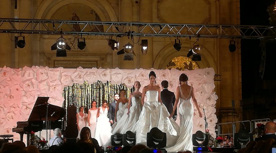 Eleganza, ironia e impegno civile: gli ingredienti del successo di “Quando Giarre sposa l’amore”