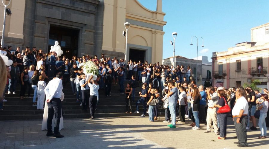 Commovente saluto alla giovane studentessa mascalese Ambra Pulvirenti