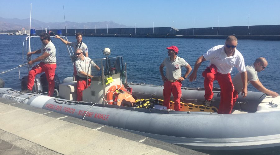 Riposto, barca affondata: nessuna notizia del pescatore inghiottito dal mare  VIDEO