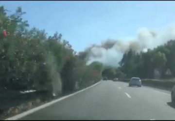 A18, rallentamenti per un incendio alle porte di Acireale