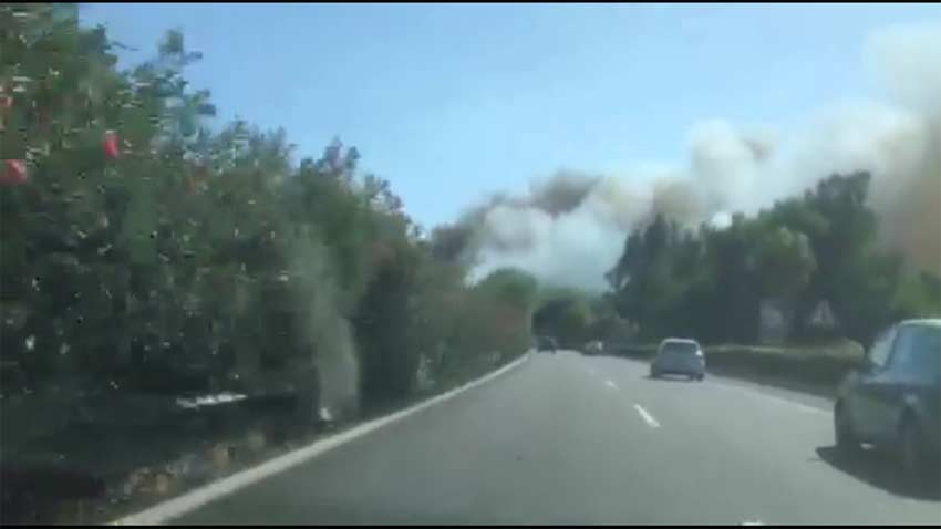 A18, rallentamenti per un incendio alle porte di Acireale