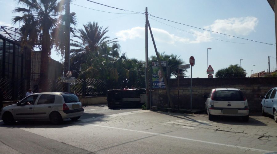 Riposto, ancora un incidente: si ribalta una Panda, un ferito