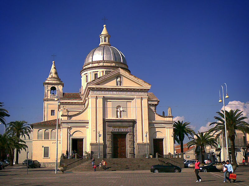 Mascali, a fuoco tenda da sole del chiosco di piazza Duomo