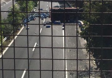 Autostrada A18, si ribalta camion con bombole gpl: lunghe file