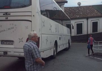 Tagliaborse, un bus rimane bloccato sulla strada inclinata: secondo caso in un mese