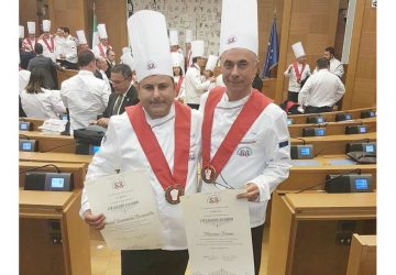 Due docenti dell'IPSSEOA di Giarre premiati col "Collare Collegium Cocorum"