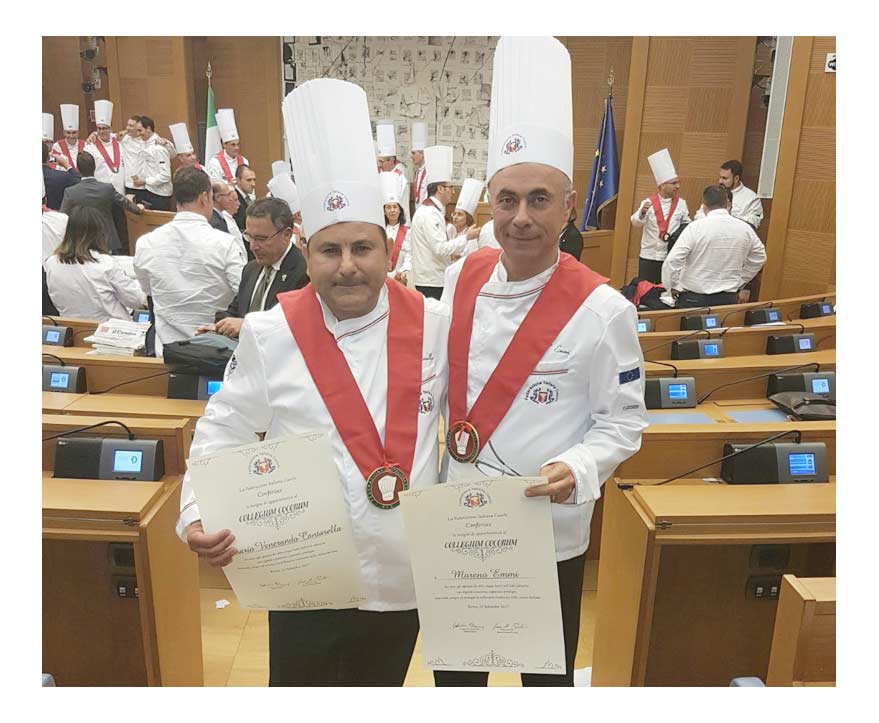 Due docenti dell’IPSSEOA di Giarre premiati col “Collare Collegium Cocorum”