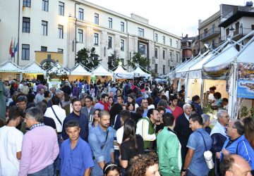 Bronte, Exp&ograve; Pistacchio 2017: 14 stands alimentati abusivamente. Denunciato un commerciante