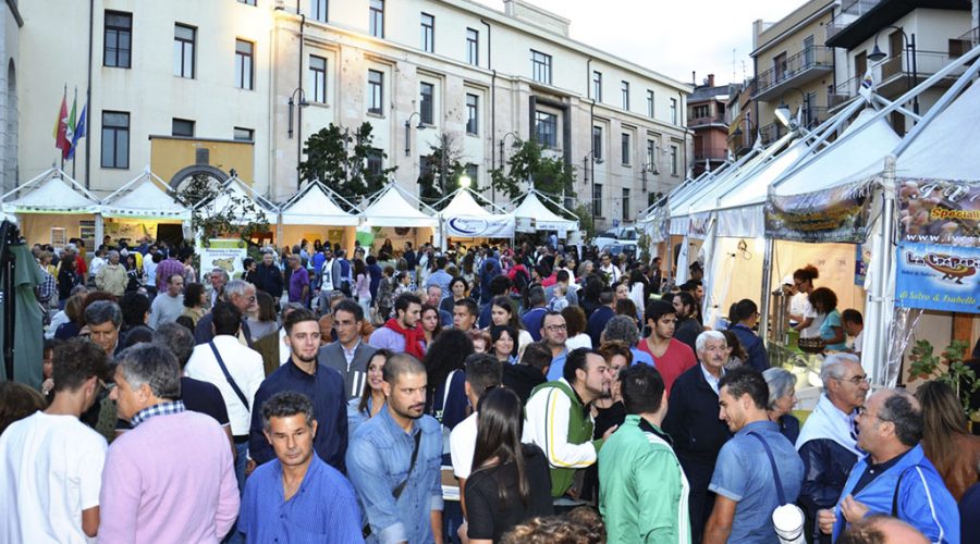 Bronte, Expò Pistacchio 2017: 14 stands alimentati abusivamente. Denunciato un commerciante