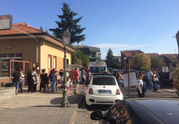 Zafferana, lunghe file per i vaccini: manca il medico che ha avuto un malore. Il deputato Barbagallo: inaccettabile