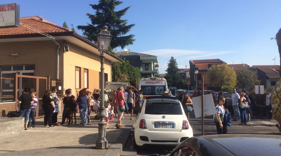 Zafferana, lunghe file per i vaccini: manca il medico che ha avuto un malore. Il deputato Barbagallo: inaccettabile