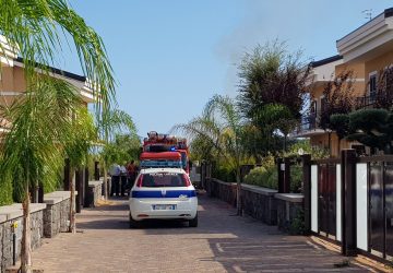 Riposto, vasto incendio in un agrumeto di via Salvatore Patti: intervento di Forestale e Vigili del fuoco