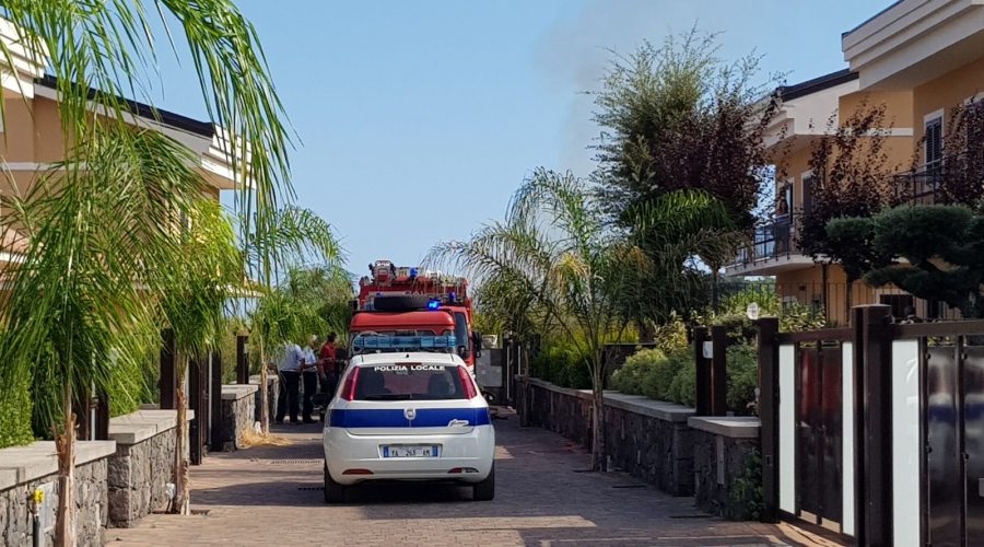 Riposto, vasto incendio in un agrumeto di via Salvatore Patti: intervento di Forestale e Vigili del fuoco