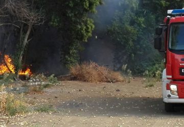 Santa Maria la Strada, incendio in via Penturo: intervento dei vigili del fuoco VIDEO - FOTO