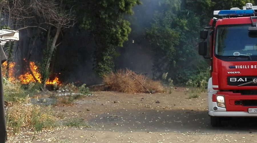 Santa Maria la Strada, incendio in via Penturo: intervento dei vigili del fuoco VIDEO – FOTO