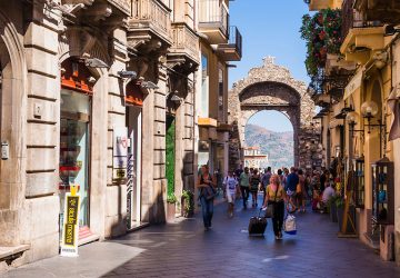Taormina: marciapiedi "vietati" ai camerieri dei ristoranti e dei pub