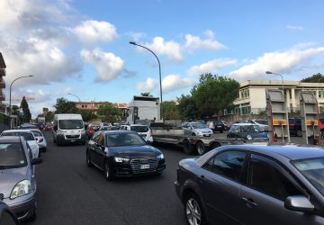 Giarre, vertice tecnico al Comune per la media Verga. Domani entrano in servizio 10 bus dell&rsquo;Ast