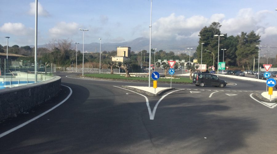 Trepunti stritolata dal traffico. La rotatoria rimane una incompiuta