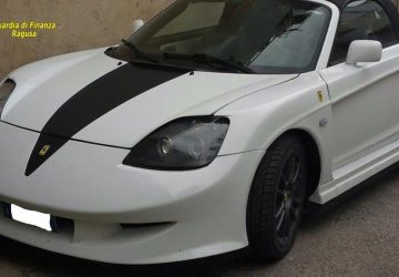 "Trasforma" artigianalmente una Toyota in una Ferrari: denunciato 52enne