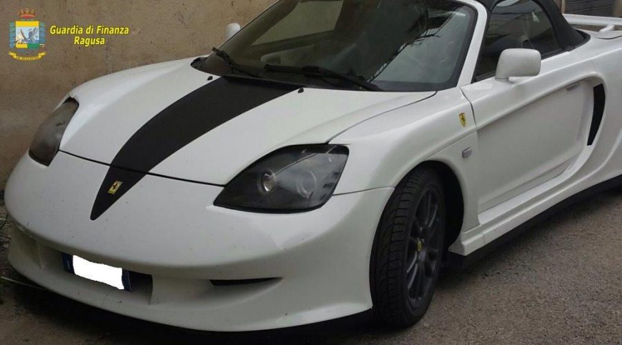 “Trasforma” artigianalmente una Toyota in una Ferrari: denunciato 52enne