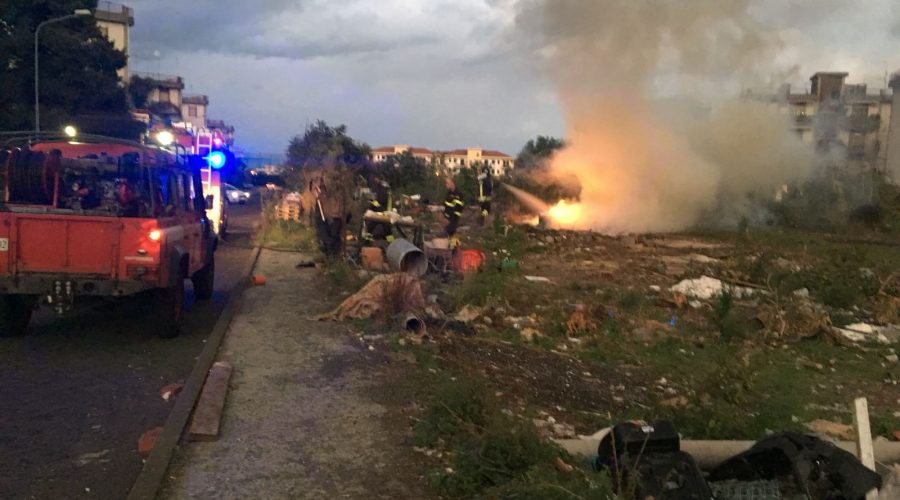 Giarre, nuovo incendio in via Liguria, nel quartiere Jungo