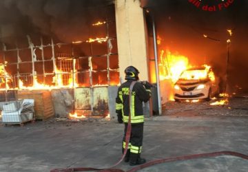 Catania, incendio nel deposito Amt