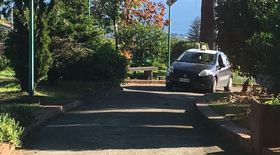 Giarre, rinvenuto uomo impiccato al parco a San Giovanni Montebello